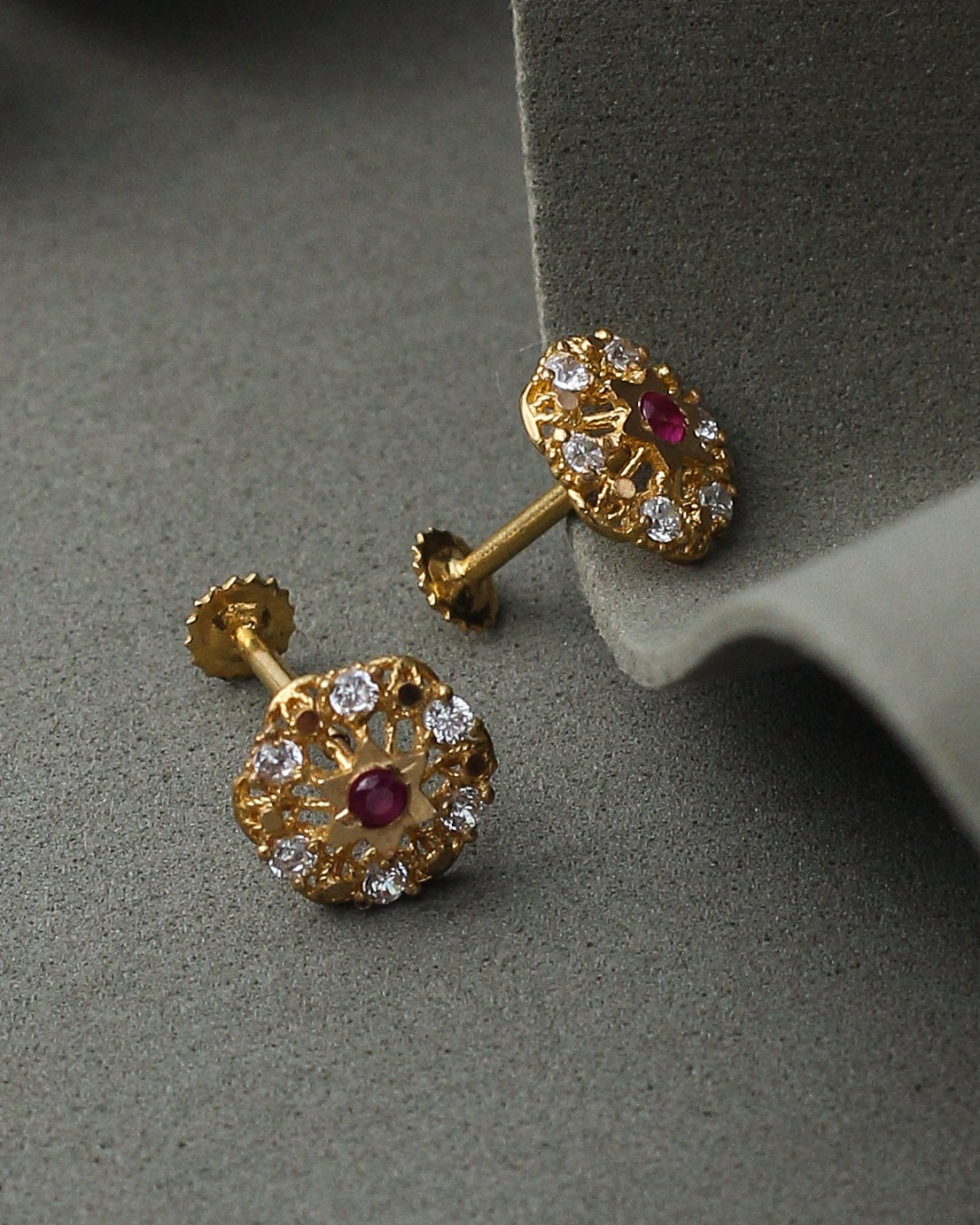 21K Gold Floral Ruby &amp; Moissanite Tops – 1.44g