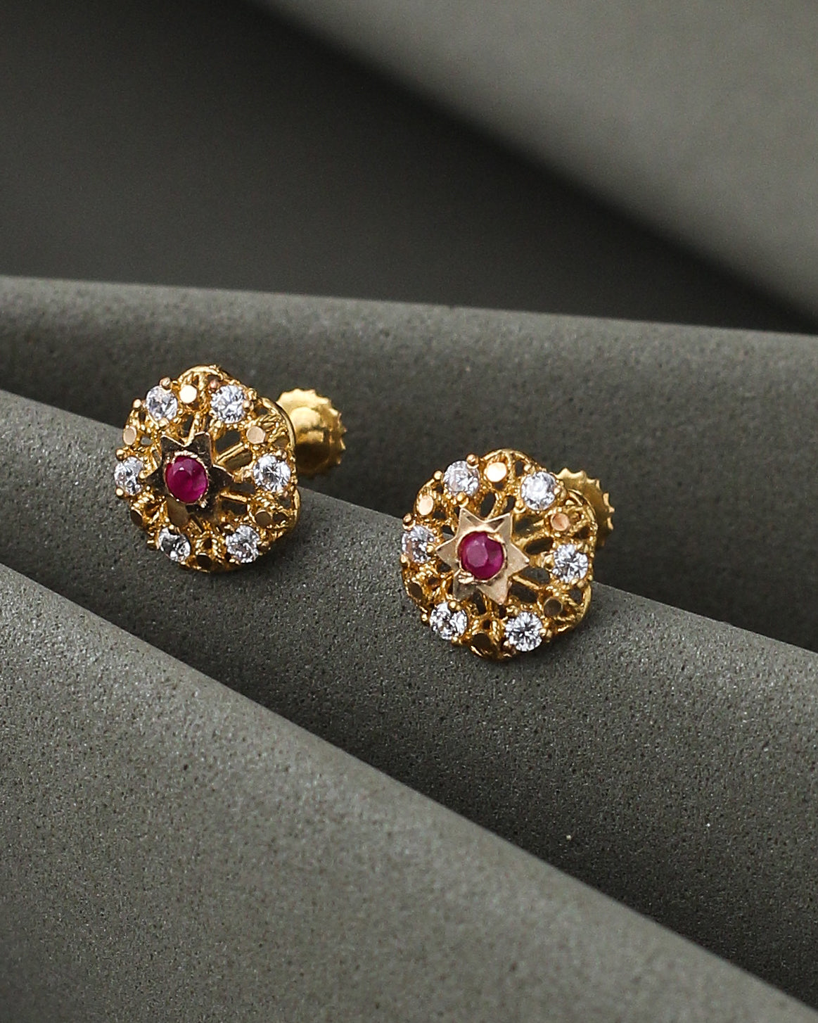 21K Gold Floral Ruby &amp; Moissanite Tops – 1.44g