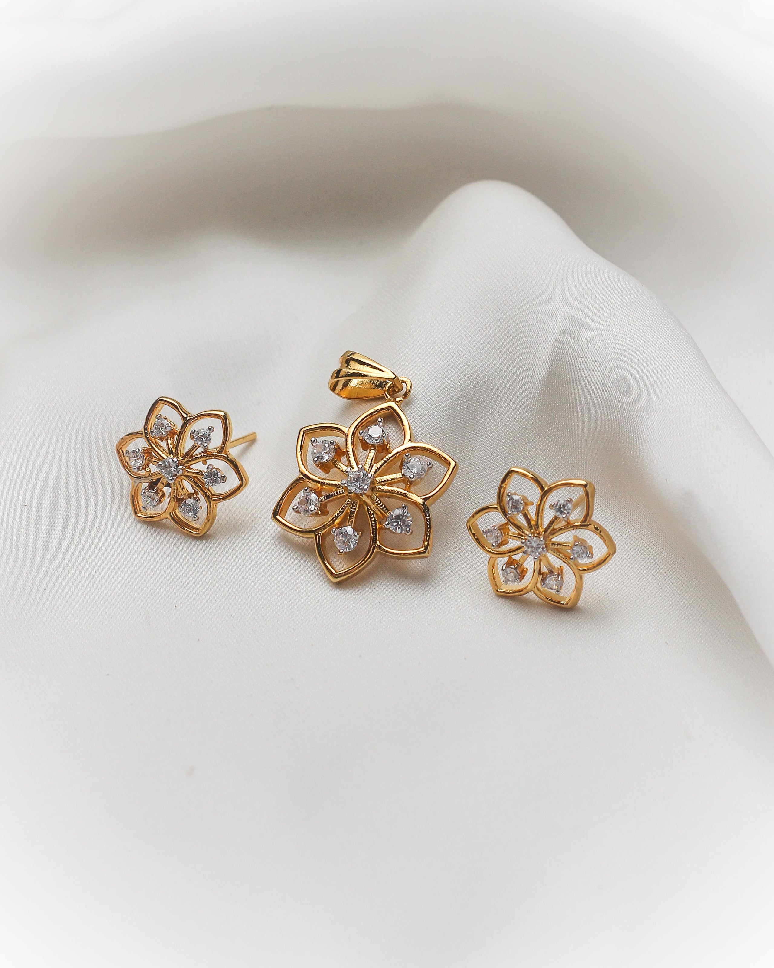 Daisy Shine 925 Silver Pendant Set