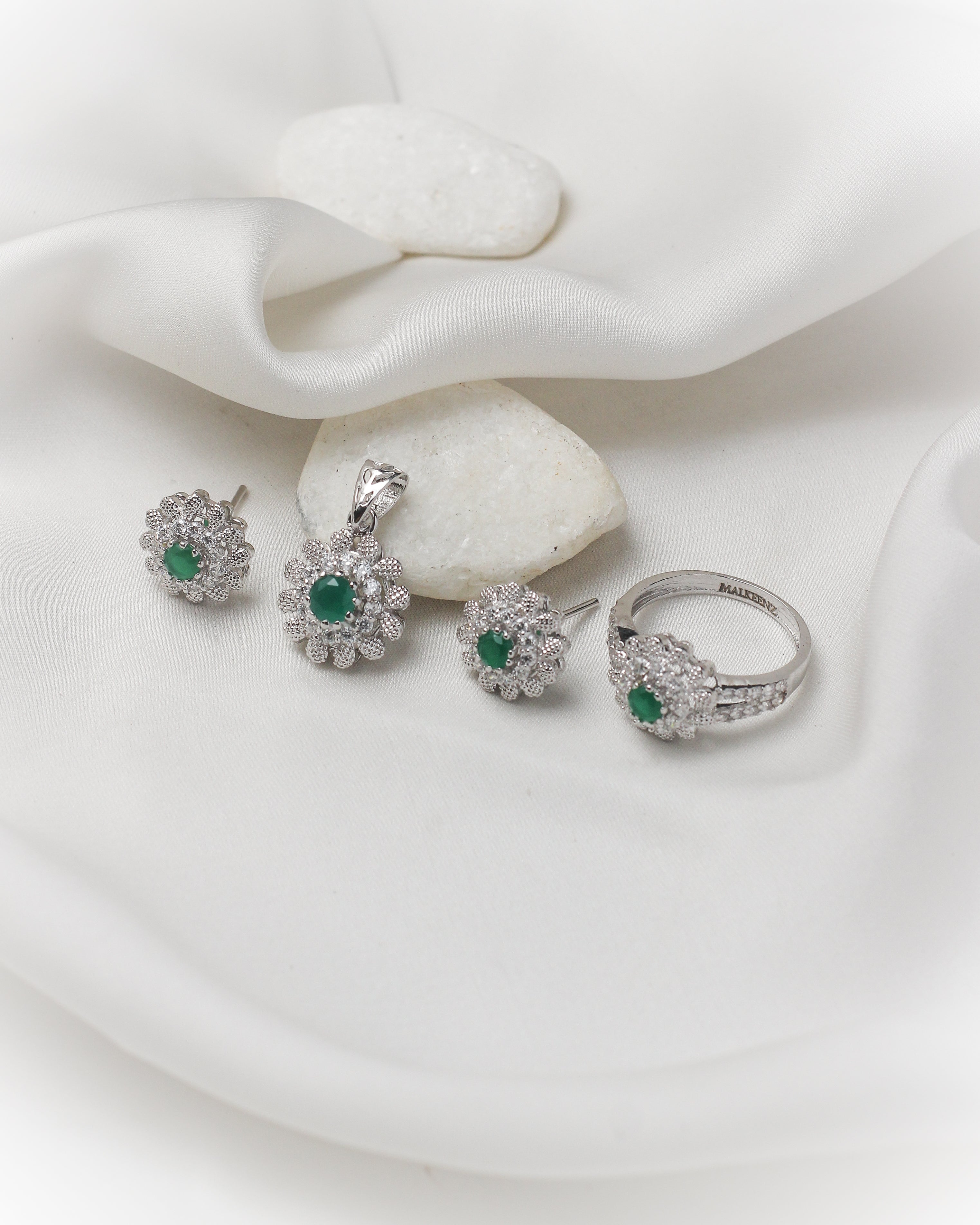 Emerald Blossom 925 Silver Pendant Set