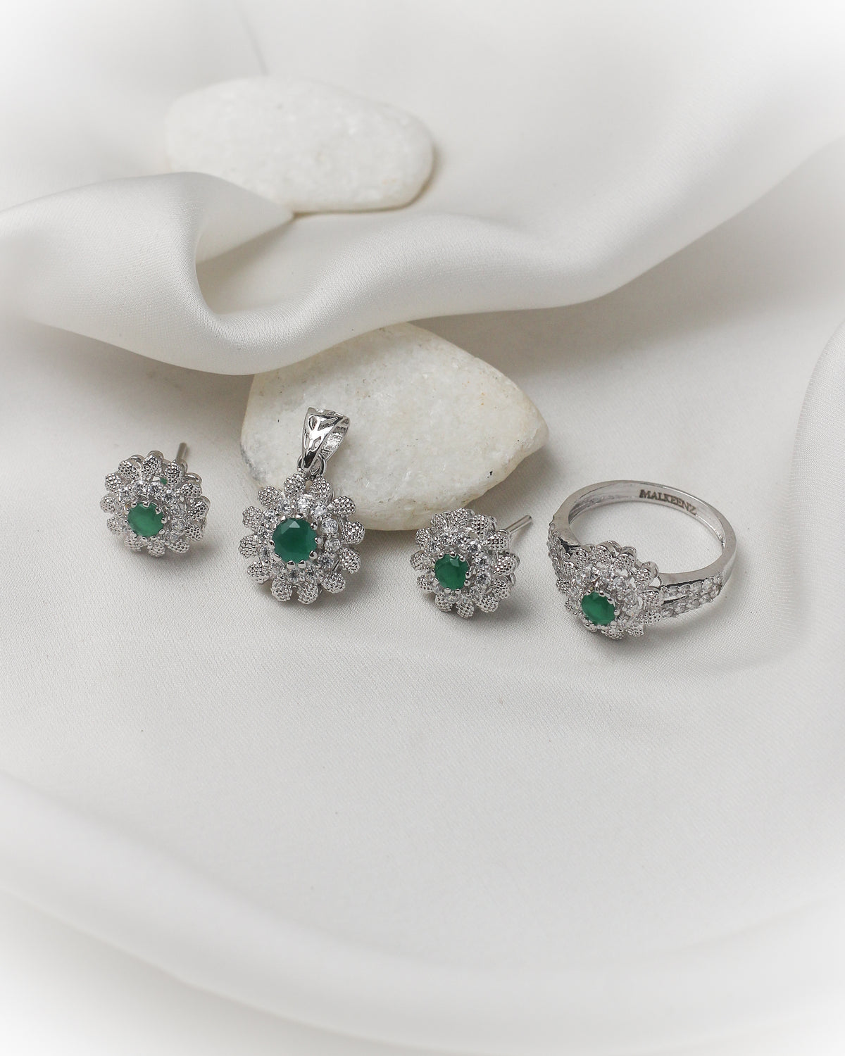 Emerald Blossom 925 Silver Pendant Set
